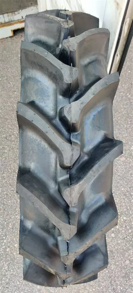 12.4-38 Neumaster QZ-701 8PR TT DOT: 2022 - Traktorin renkaat - 299264 - 1